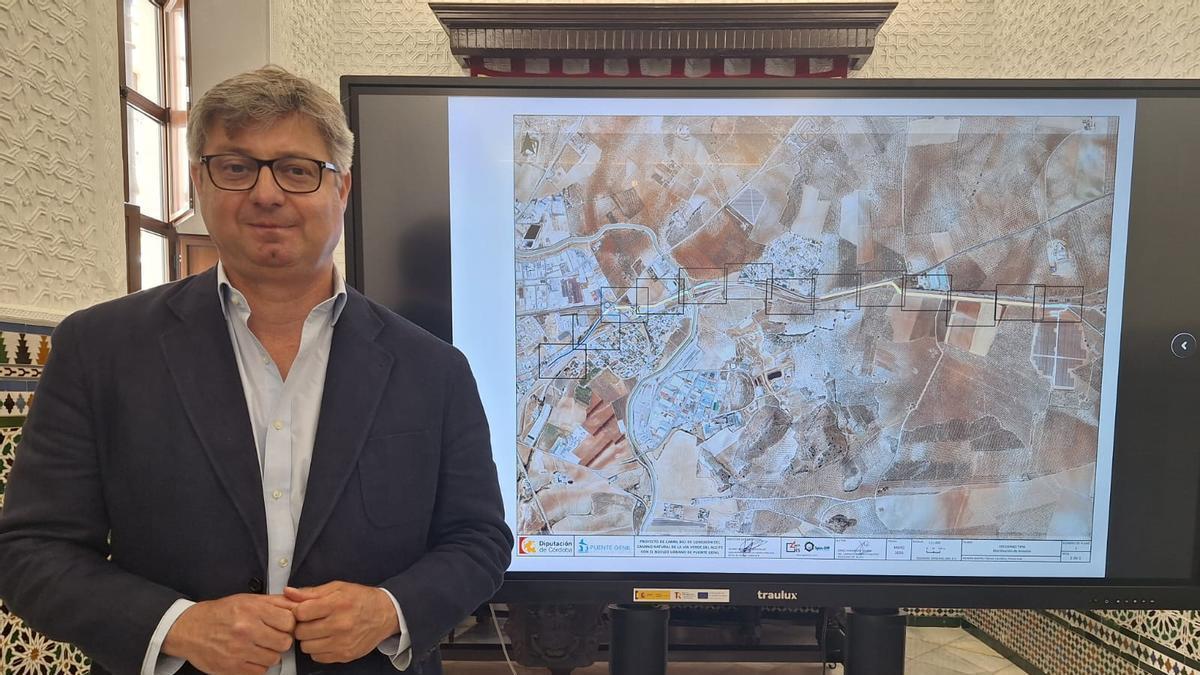 El alcalde de Puente Genil, Sergio Velasco, presenta el proyecto para unir el casco urbano con la Vía Verde del Aceite.