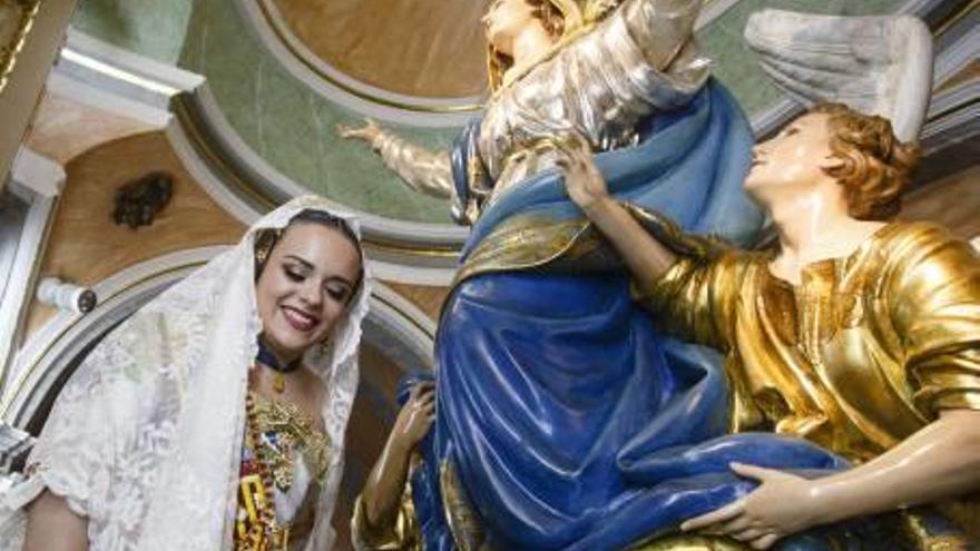 La reina, Mª Beltrán, besando la imagen de la Virgen.