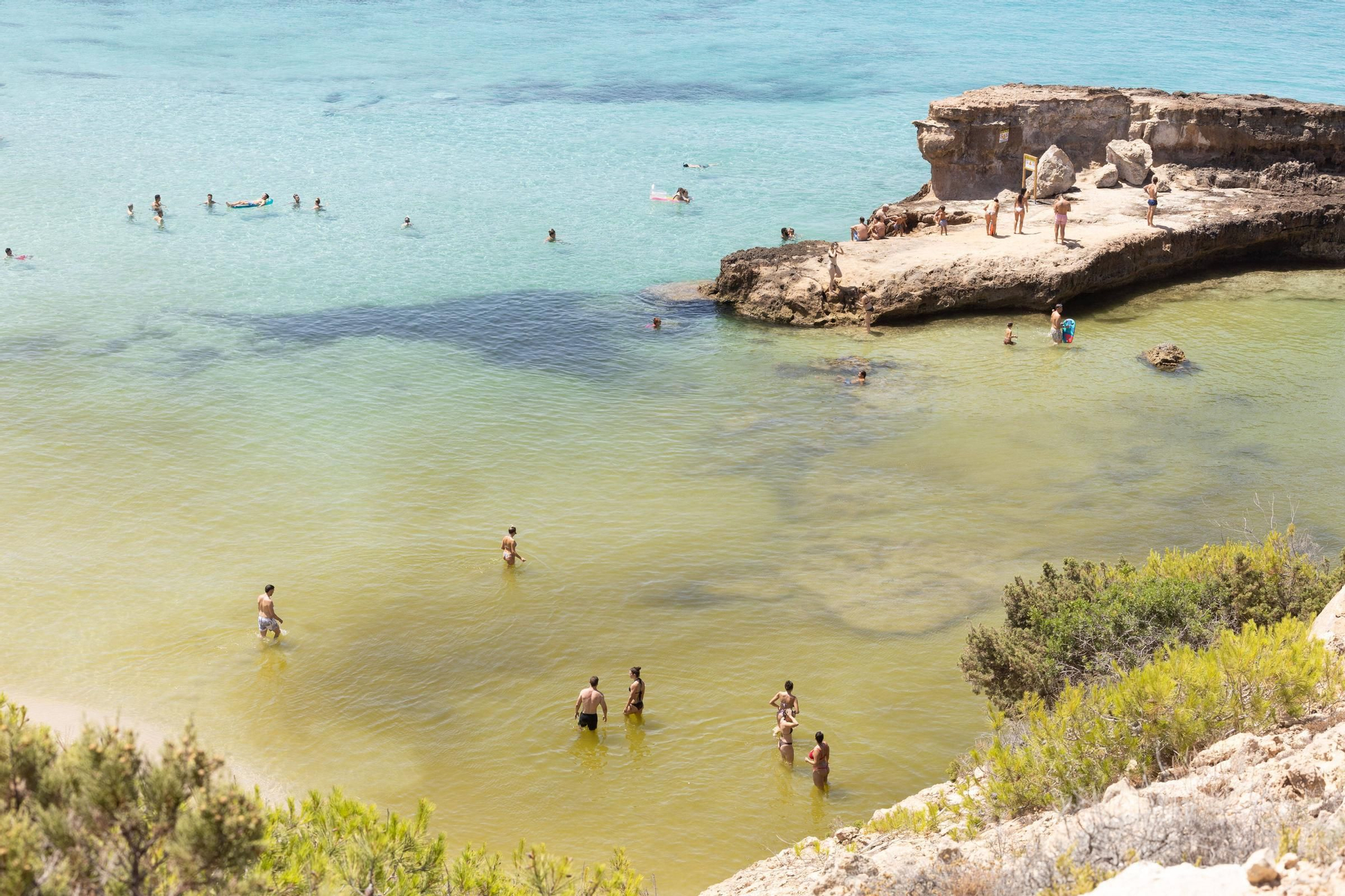 Aquí están todas las fotos de la instalación de bombas para evitar manchas de microalgas en Cala Tarida