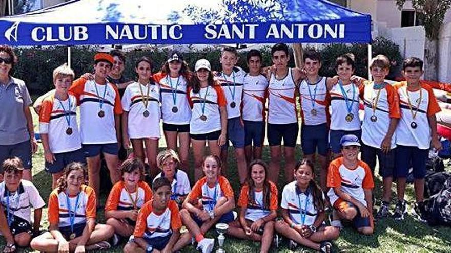 Imagen de los canteranos del CNSA con las medallas obtenidas en el campeonato provincial.