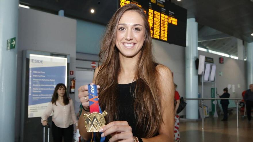 Tamara Abalde aterriza en Vigo. // Alba Villar