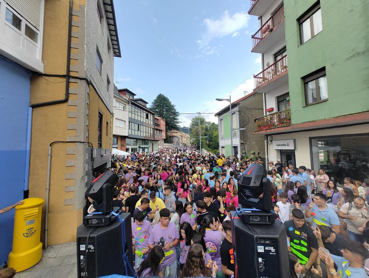 En imágenes: así fue la celebración de las peñas por el centro de Tineo En imágenes: así fue la celebración de las peñas por el centro de Tineo