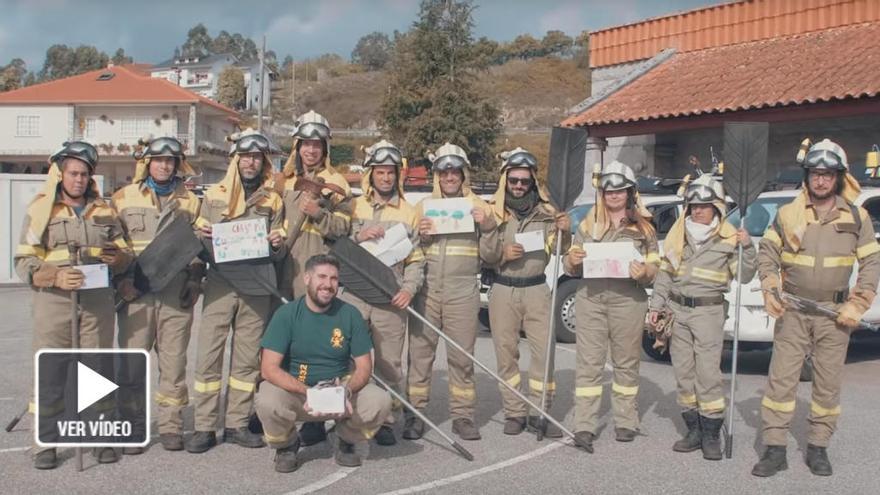 Los bomberos tras recibir las felicitaciones de manos de Iván Pérez (en el centro).