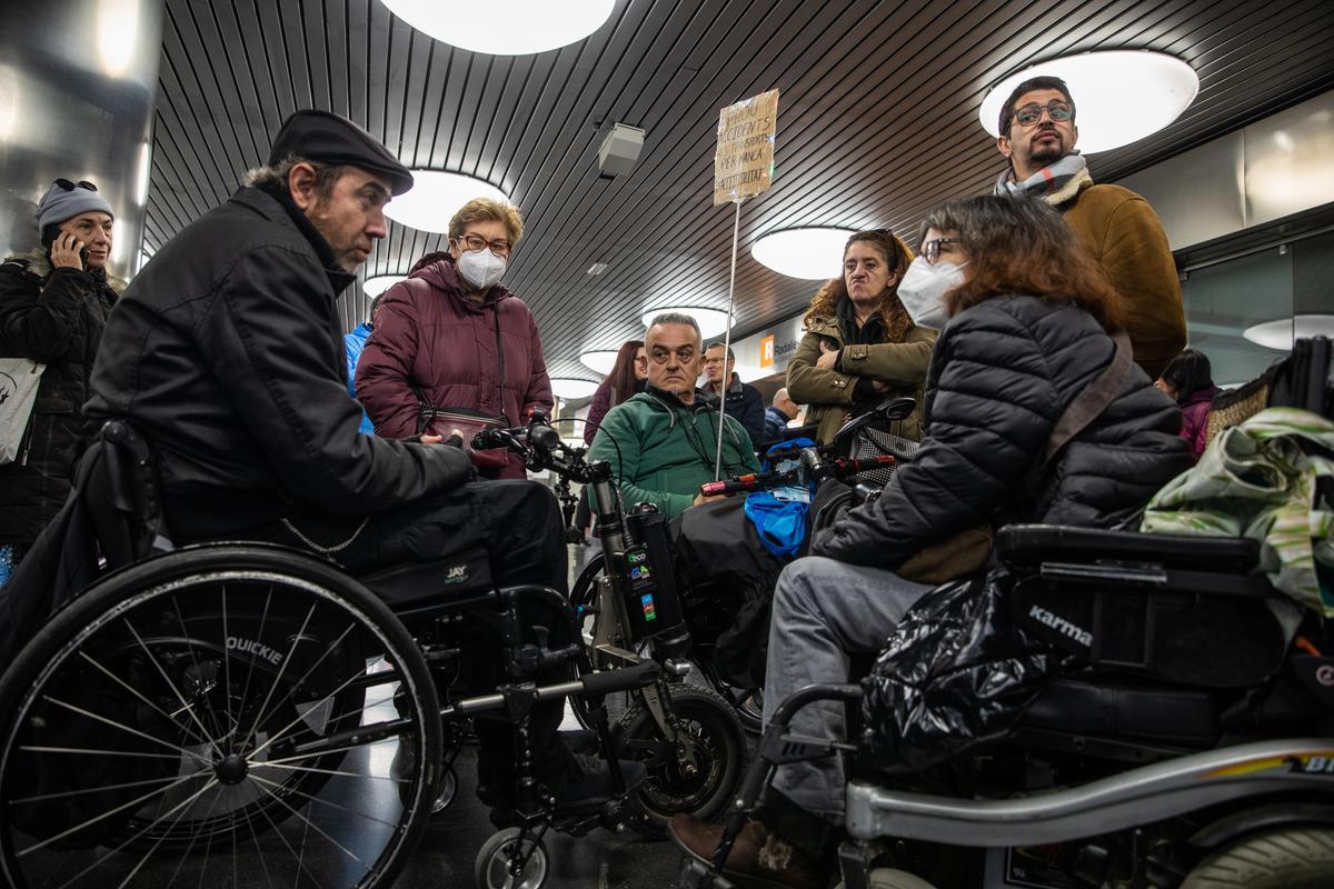 Personas con movilidad reducida piden mejoras en trenes, buses y estaciones para evitar accidentes y obstáculos en el acceso al transporte público