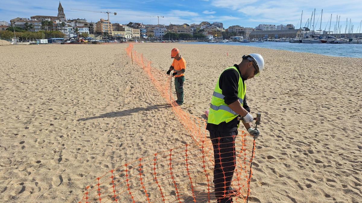 Inici dels treballs d'extracció de sorra de la platja de Palamós