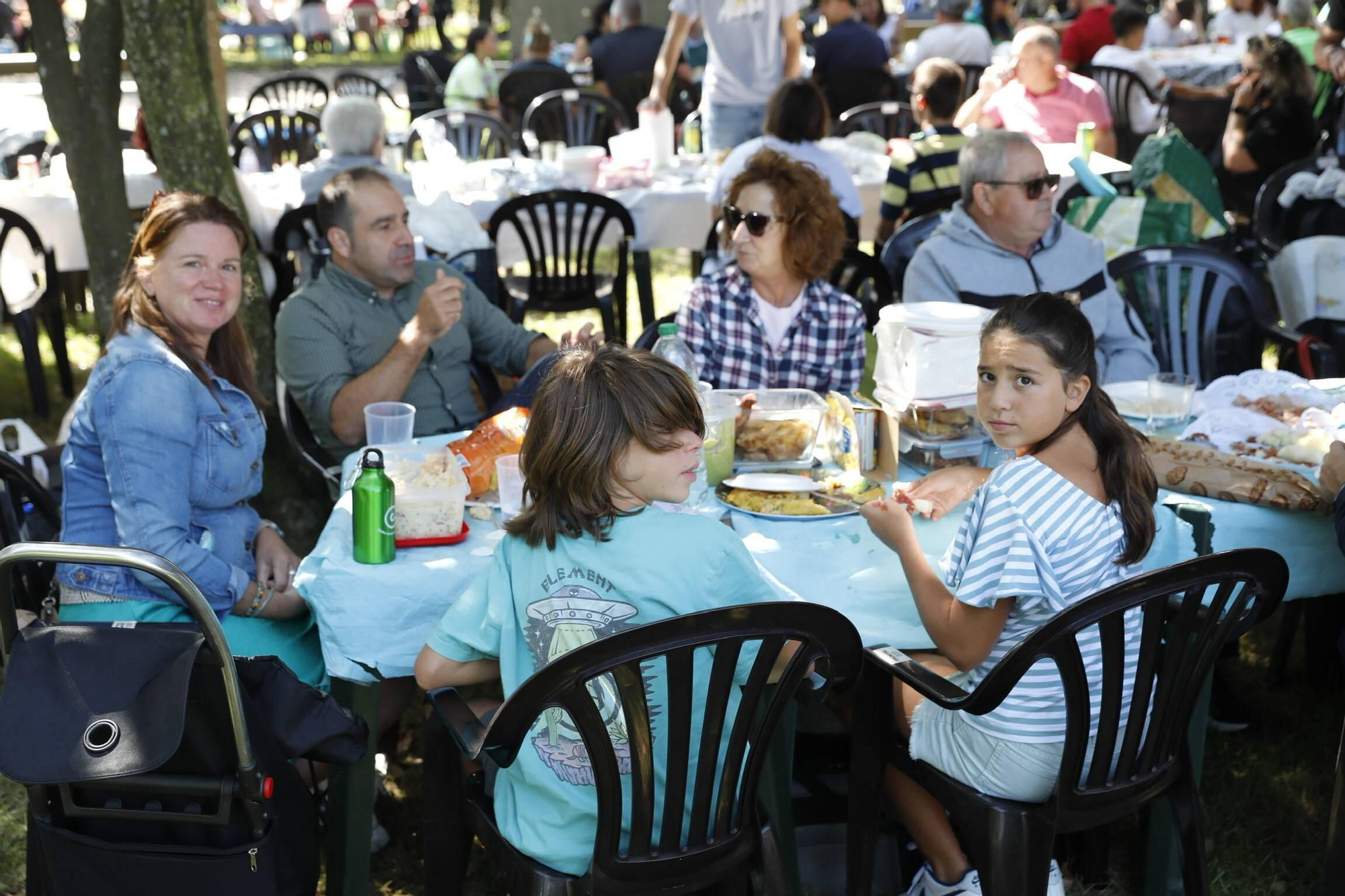 Moreda se zampa sus fiestas con una multitudinaria comida en el parque (en imágenes)