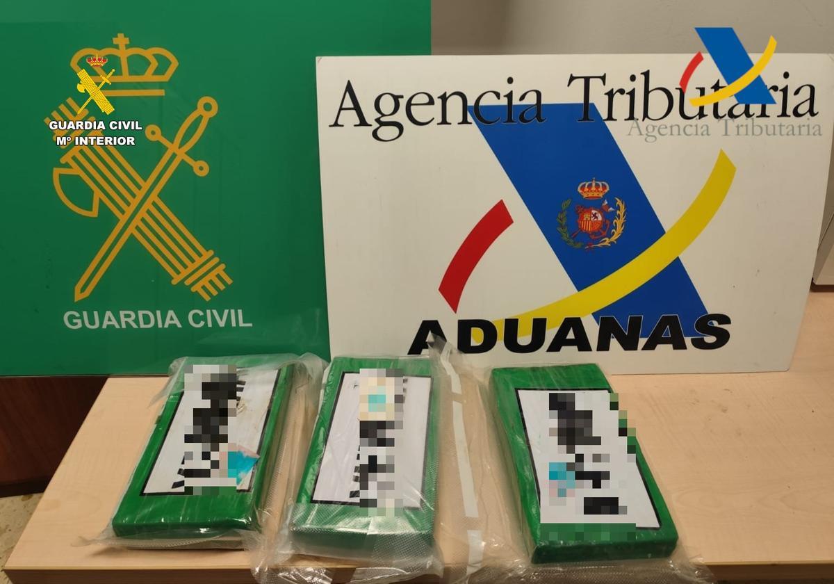 Paquetes de cocaína que el detenido portaba ocultos en la maleta