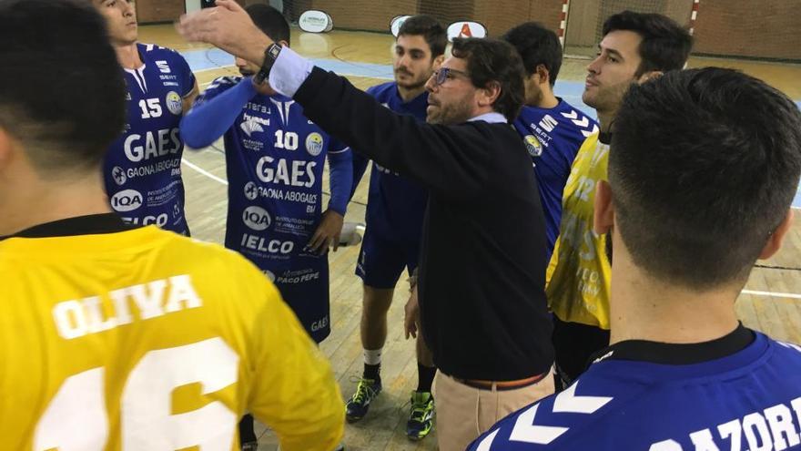 Los jugadores del Gaes, junto a su entrenador