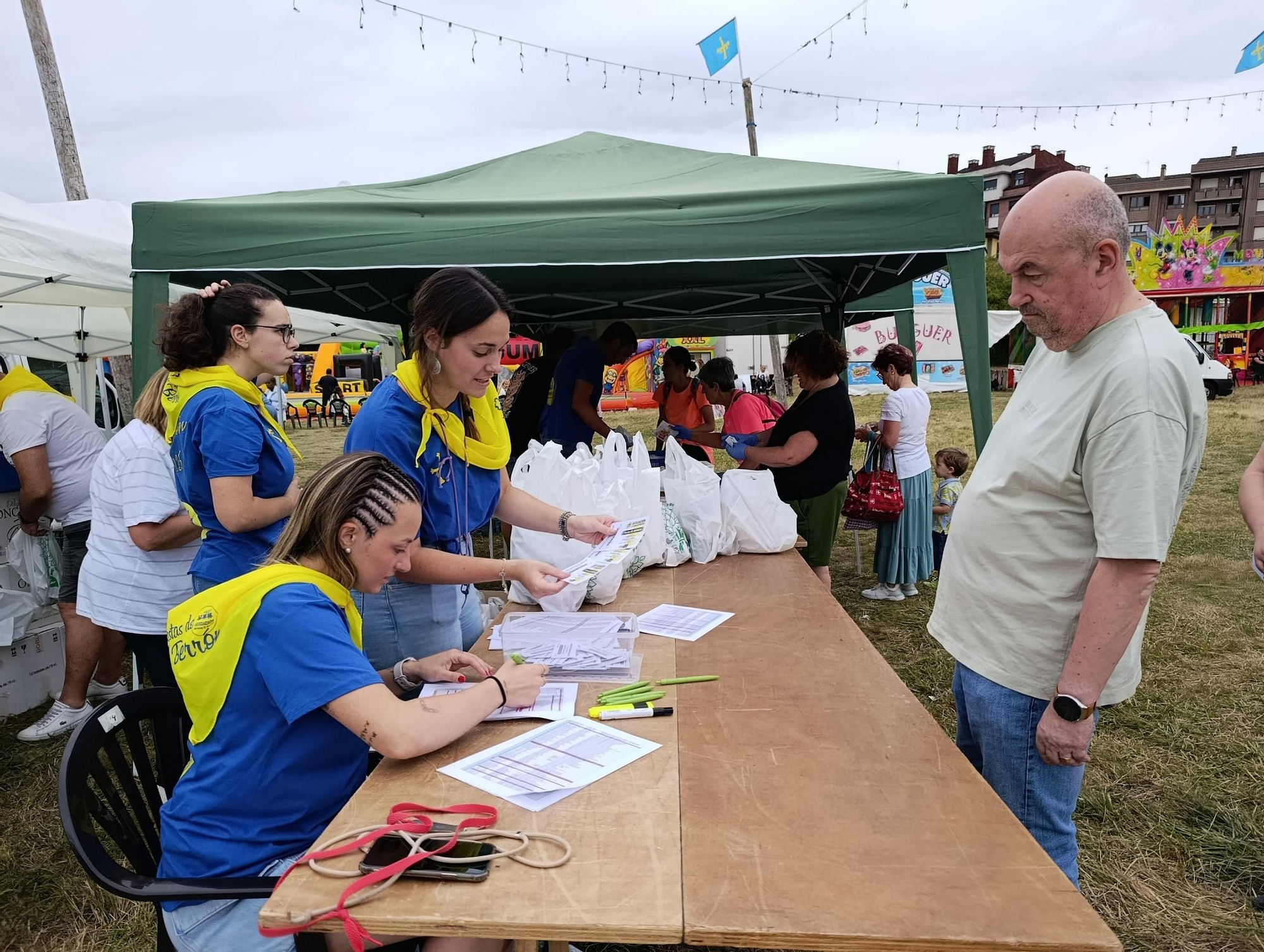Mesa y mantel para más de mil personas en las fiestas de El Berrón