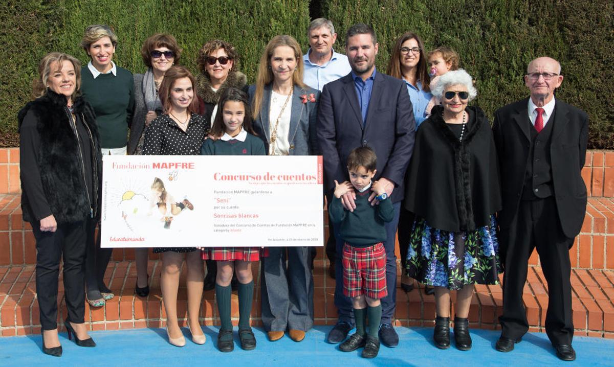 La Infanta Cristina entrega un premio de la Fundación Mapfre a una alumna del Colegio ALtozano La Infanta Cristina entrega un premio de la Fundación Mapfre a una alumna del Colegio ALtozano