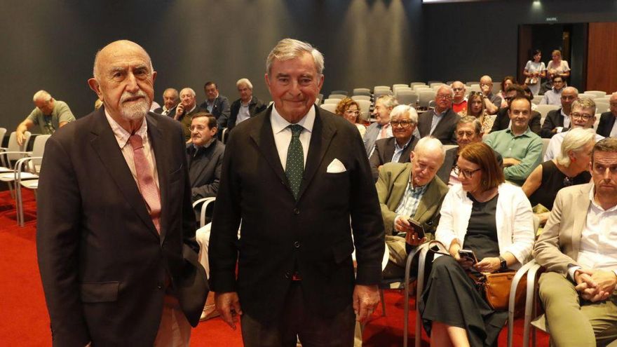 Por la izquierda, Álvaro Cuervo y Javier Vega de Seoane, ayer, en el Club LA NUEVA ESPAÑA.
