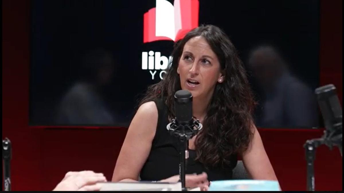 María Oruña, en el vídeopodcast del suplemento 'ABRIL'.