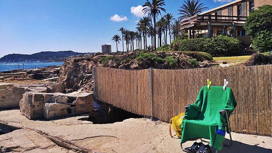 Tramo de valla colocada donde antes estaban los muros que derribó el temporal Gloria.