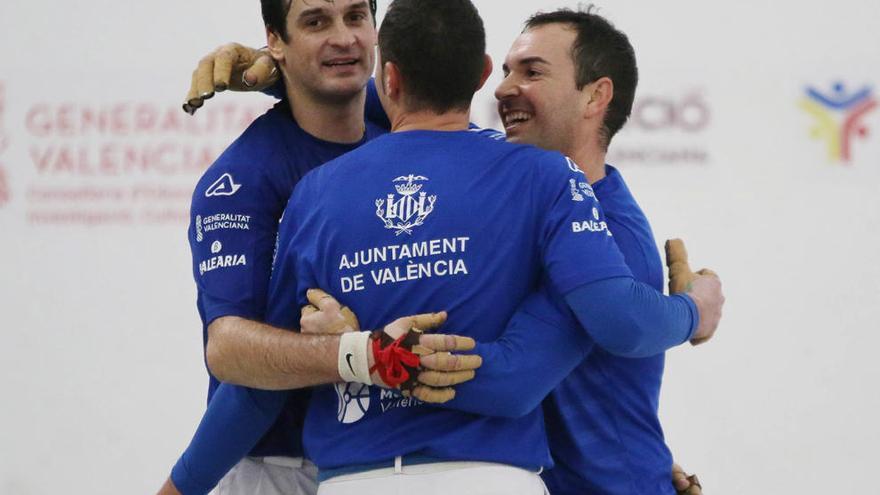 Genovés II, Raúl i Tomàs II celebren la victòria en la final del Trofeu Mestres, ahir a Pelayo.