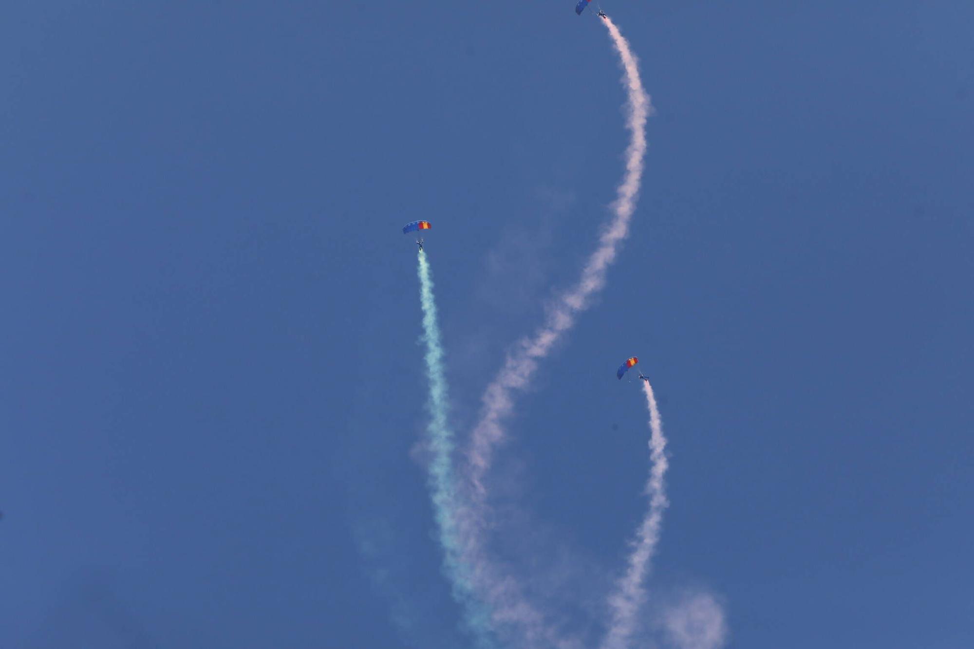 EN IMÁGENES: Así fue la revista naval  del Rey Felipe VI y la exhibición aérea en Gijón por el Día de las Fuerzas Armadas