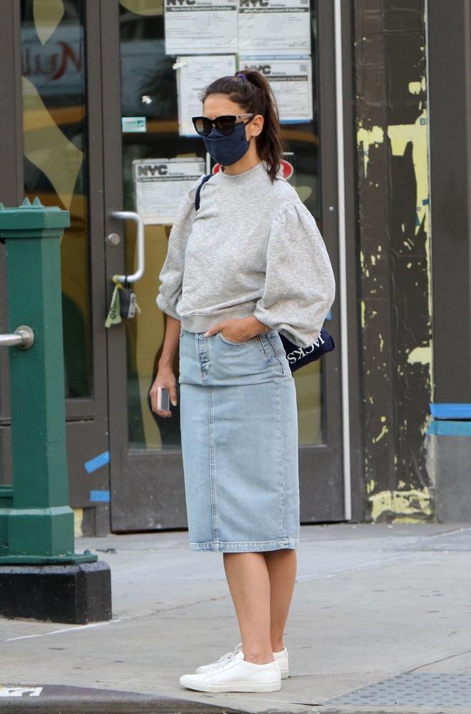 Katie Holmes con sudadera, falda vaquera y zapatillas blancas