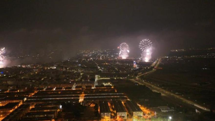 Así se ve desde el cielo la mascletá simultánea organizada por los pueblos más afectados por la DANA