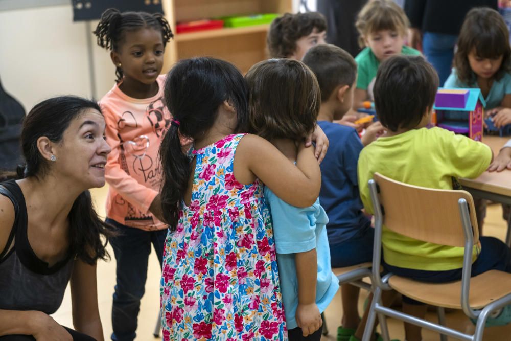 Inici del curs escolar a la nova escola de les Bases