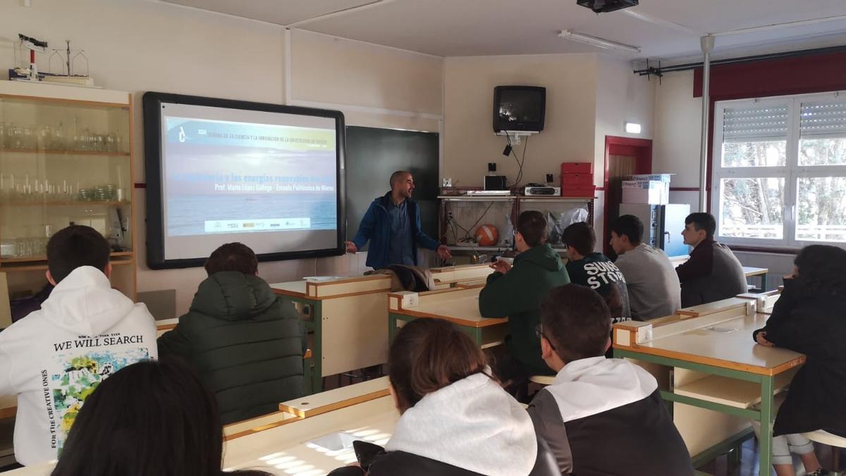 El subdirector Mario López, durante una charla en el IES Montevil de Gijón.