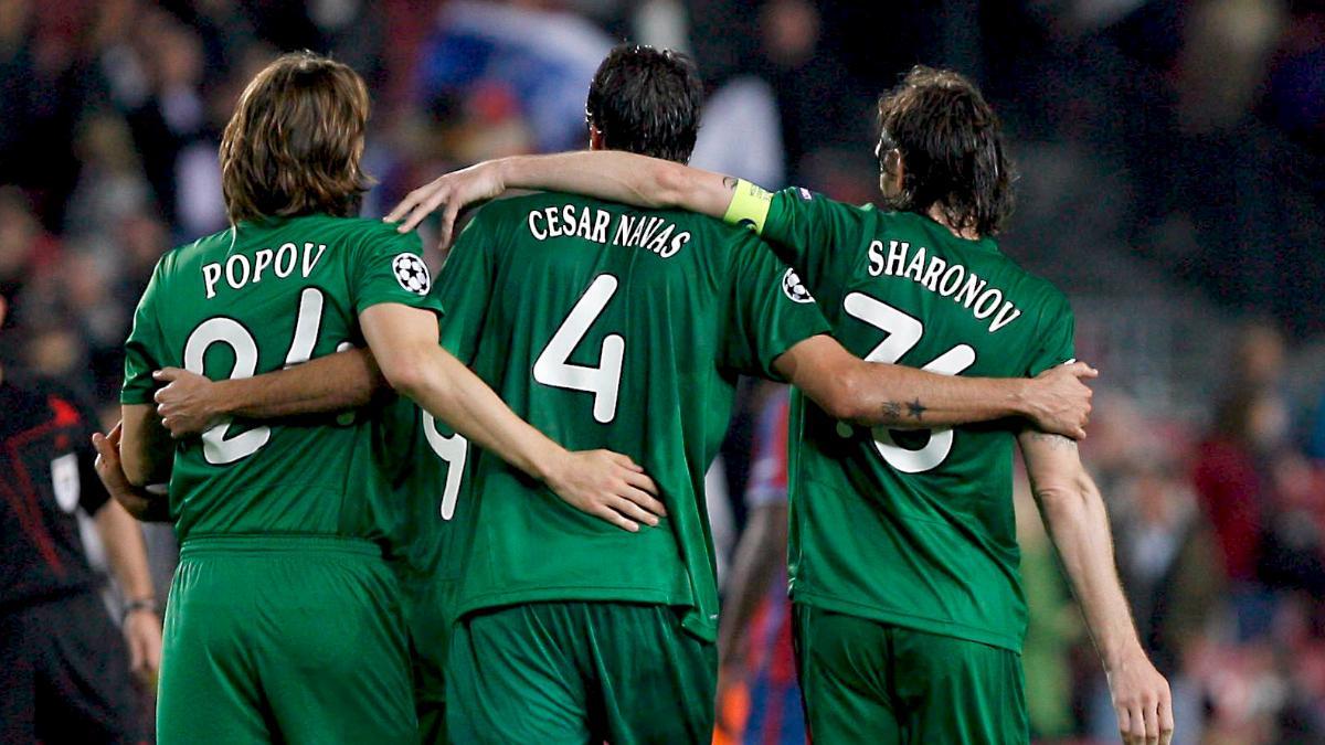 César Navas celebra la victoria con dos compañeros