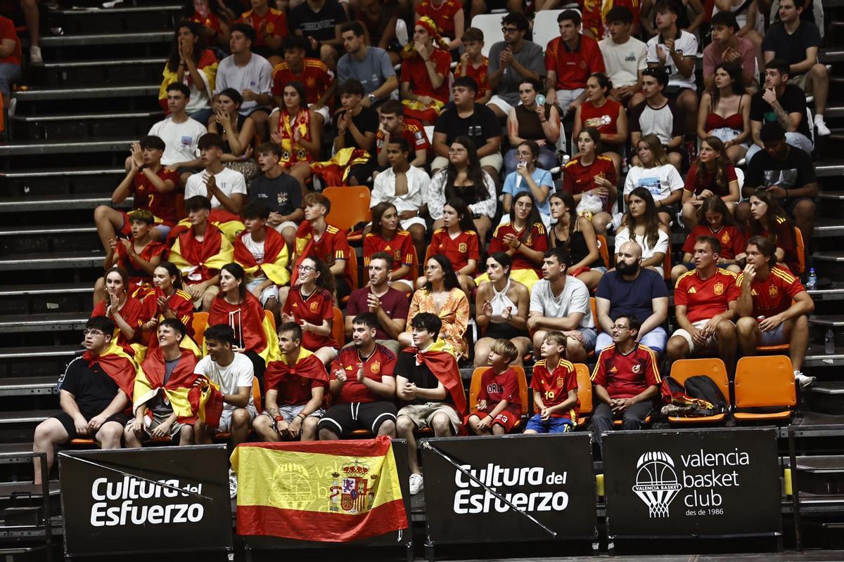 Llenazo en la Fonteta para ver la final España-Inglaterra Llenazo en la Fonteta para ver la final España-Inglaterra