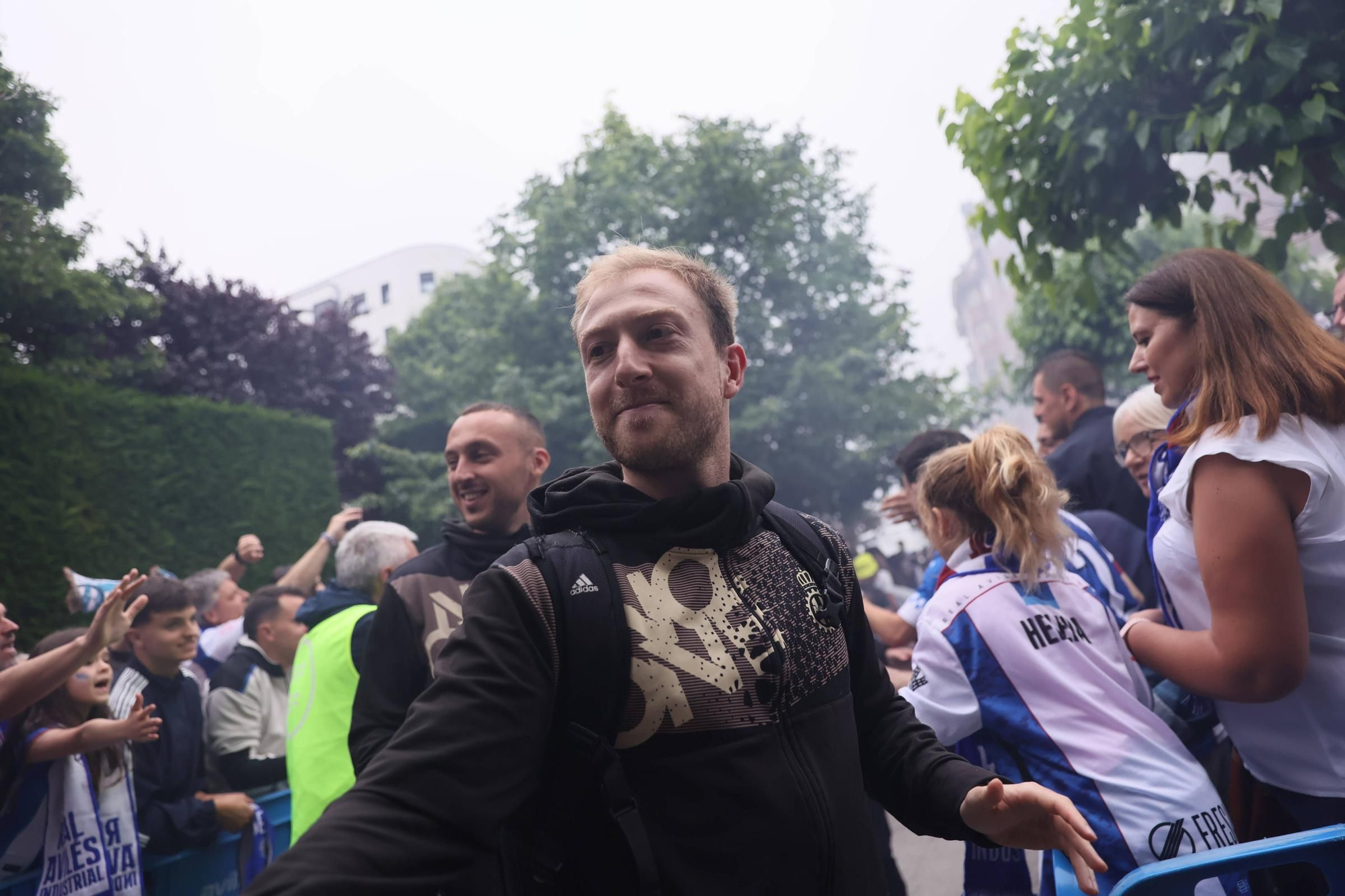 EN IMÁGENES: Avilés se tiñe de blanquiazul para la final por el ascenso ante el Rayo Majadahonda