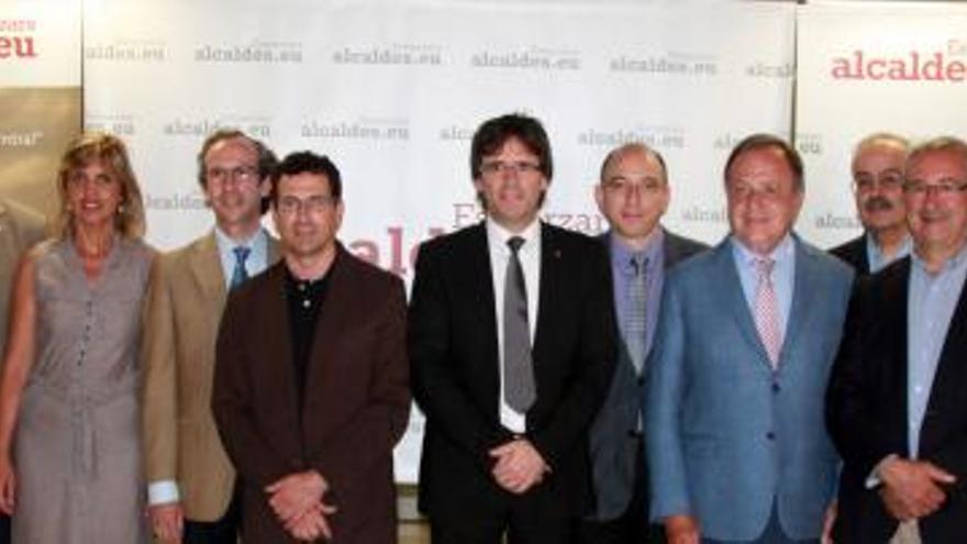 Els alcaldes que han participat a la trobada, organitzada per alcaldes.eu, acompanyats també del president de la Diputació, Joan Giraut, i el secretari de Cooperació i Coordinació de les Administracions Locals, Joan Cañada | ACN