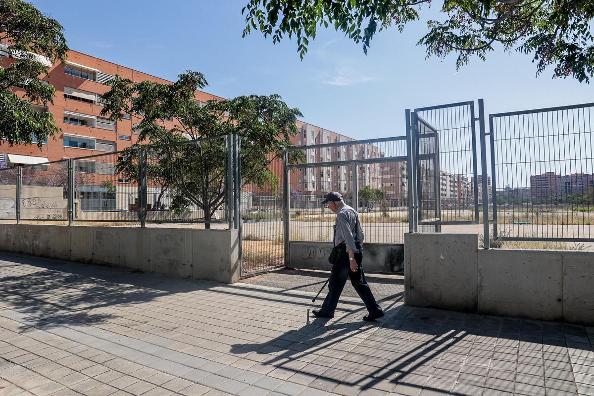 El solar municipal está vallado a la espera de que empiecen las obras