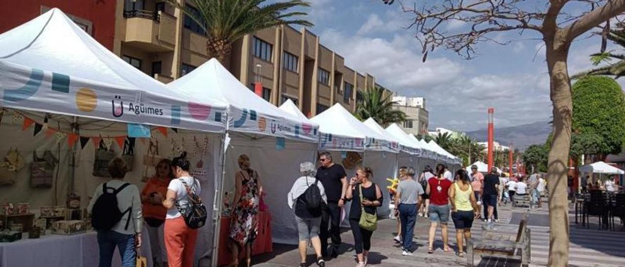 Feria en la zona peatonal de Arinaga con empresarios locales.