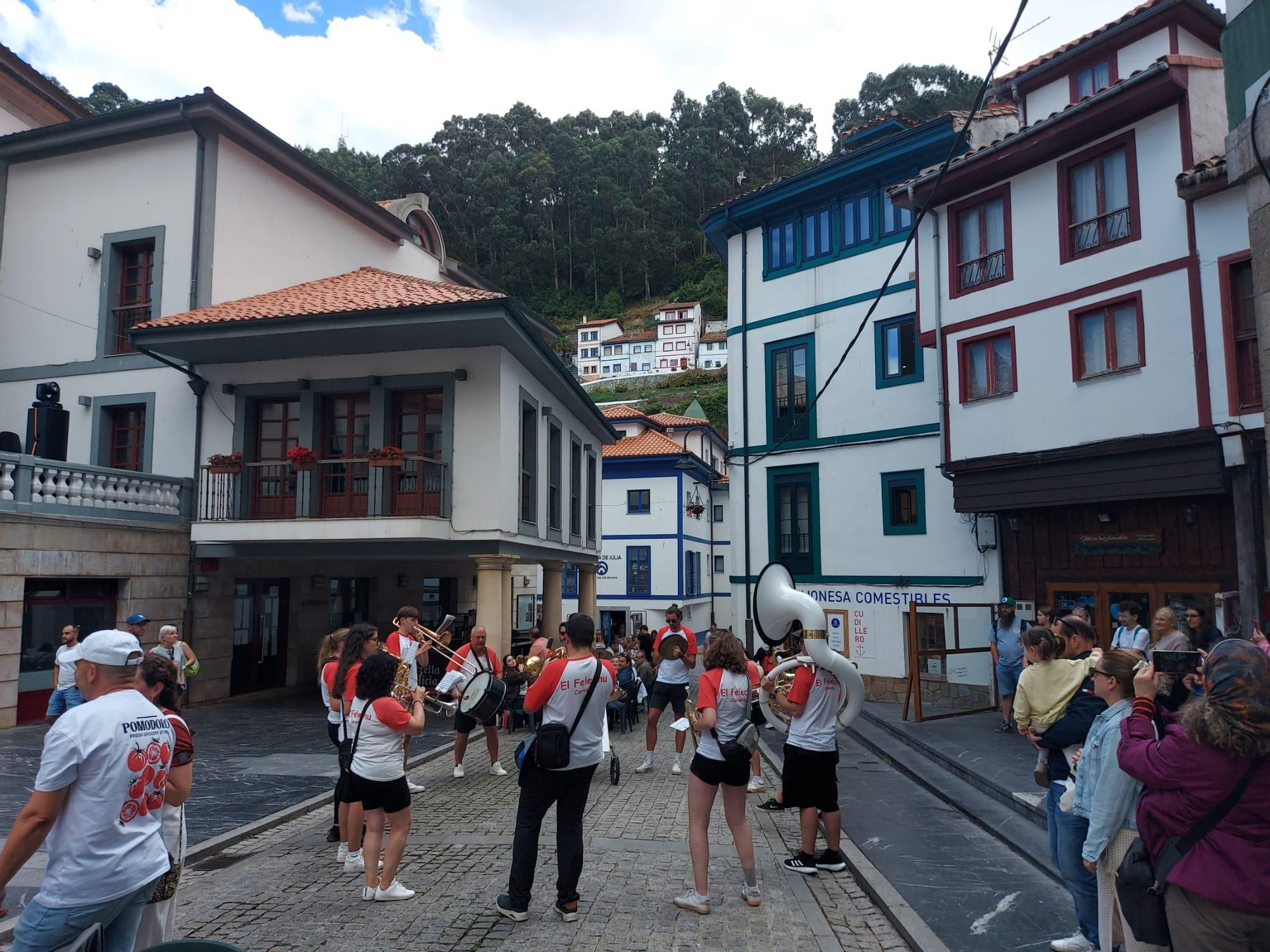 En imágenes: En imágenes: Más de 1.200 personas participan en la tercera comida en la calle de Cudillero