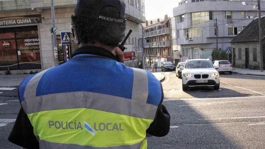 Un policía local de Cangas controla la circulación en la salida de las playas. // Santos Álvarez