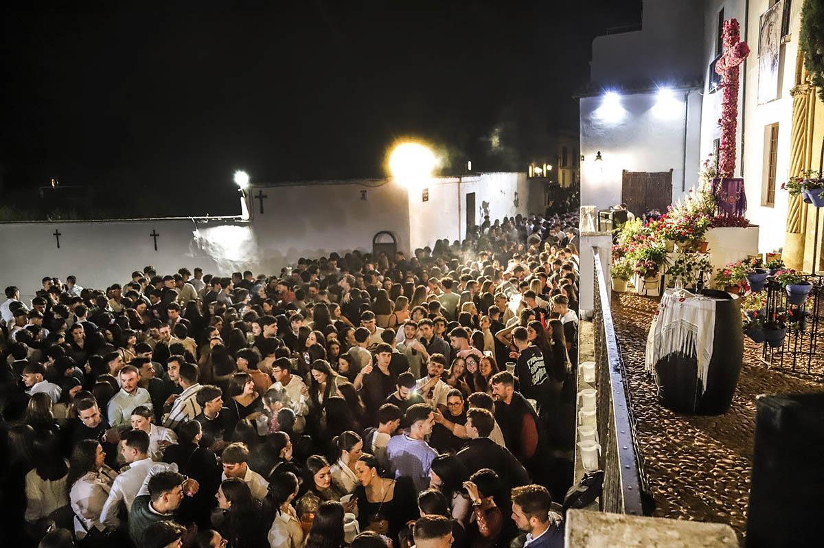 Los jóvenes toman Santa Marina y el Bailío en la primera noche de las Cruces de Córdoba