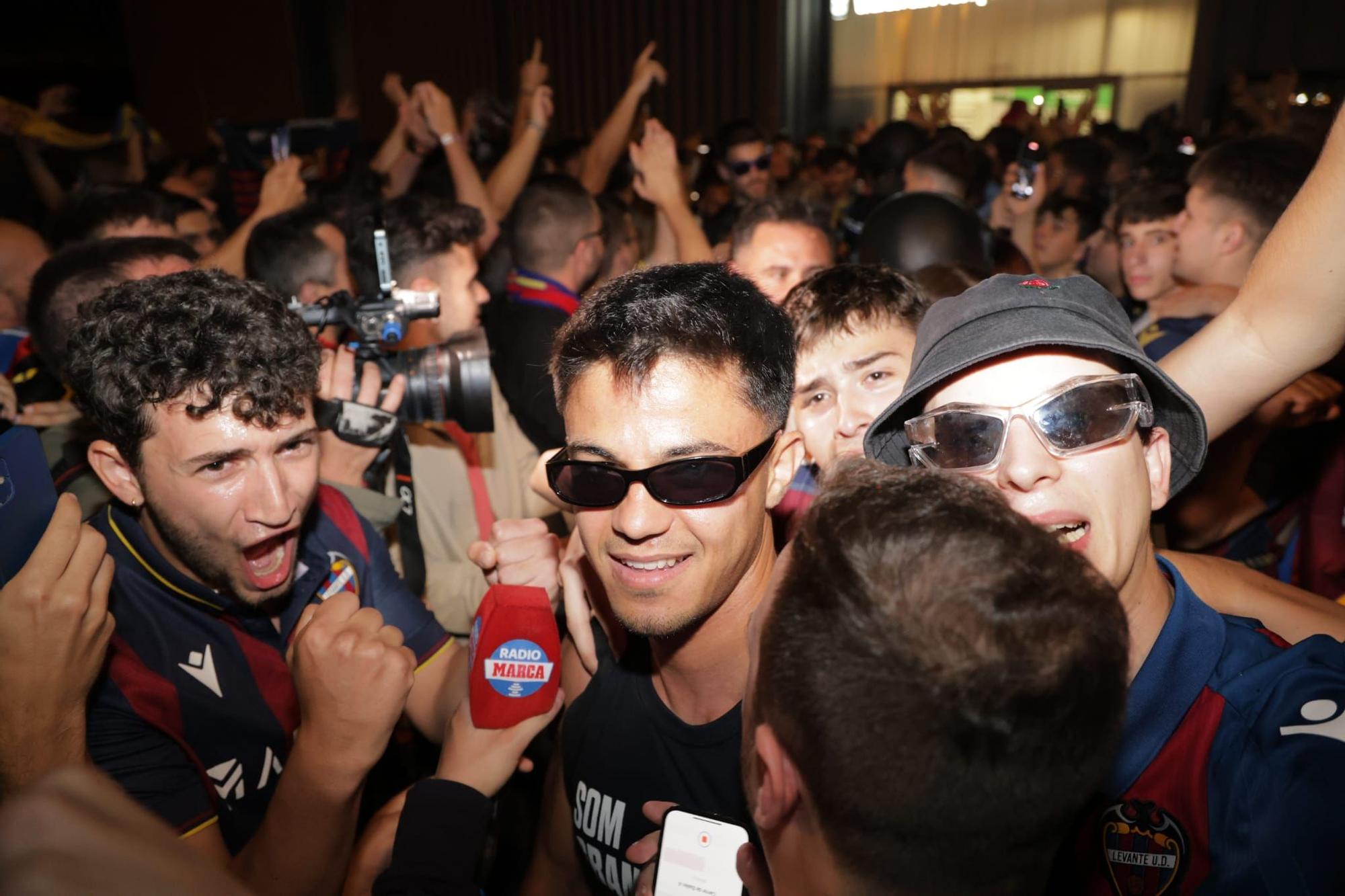 El Levante Ud llega a València tras conseguir el ascenso en Burgos