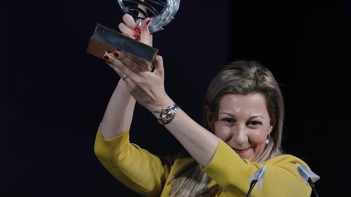 Eva García Sáenz de Urturi recogiendo el Premio Planeta en 2020.