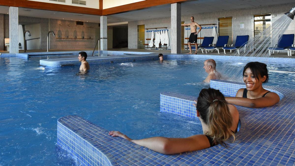 Usuarios en el balneario de Ledesma, antes de la pandemia