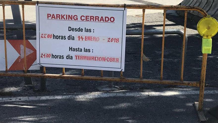 Un cartel informa del cierre temporal de la zona de aparcamientos.