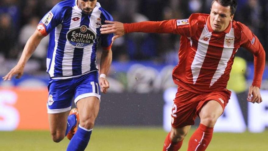 Juanfran conduce el balón sobre el césped de Riazor durante el Deportivo-Sevilla de la pasada temporada.