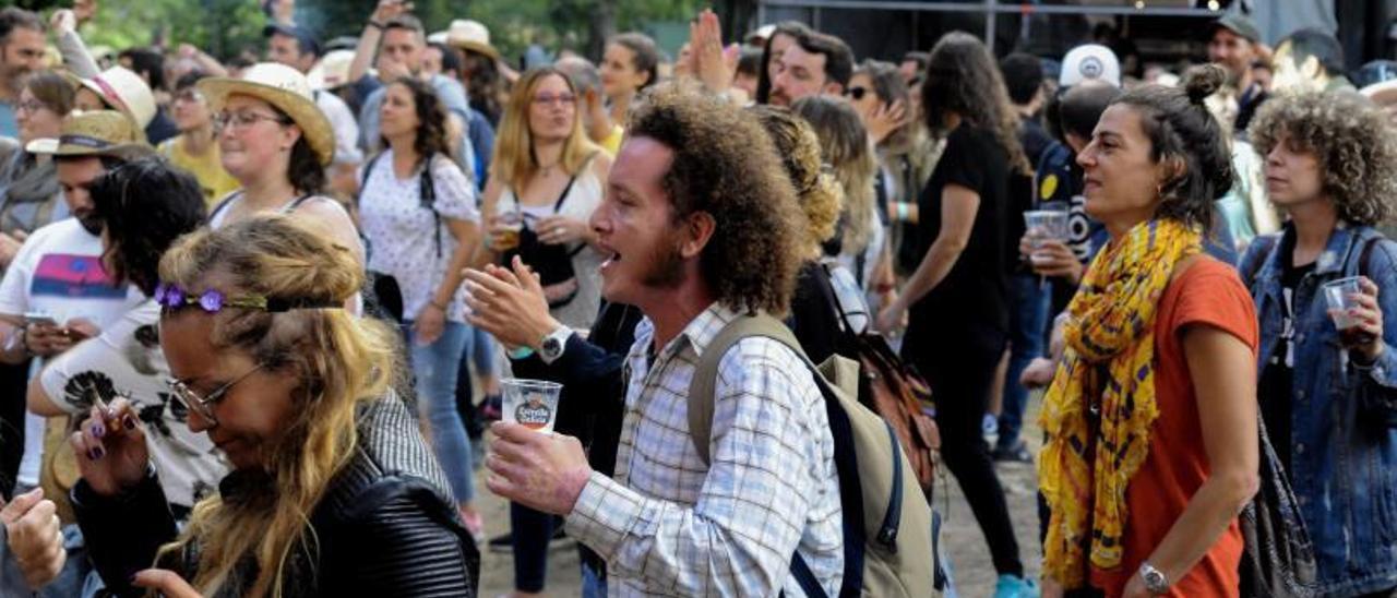 Público en una de las últimas ediciones del festival celebrado en A Carballeira de Caldas.   | // IÑAKI ABELLA