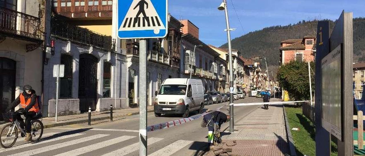 Trabajos para instalar un paso de peatones elevado en la calle Covadonga de Infiesto a la altura del parque.