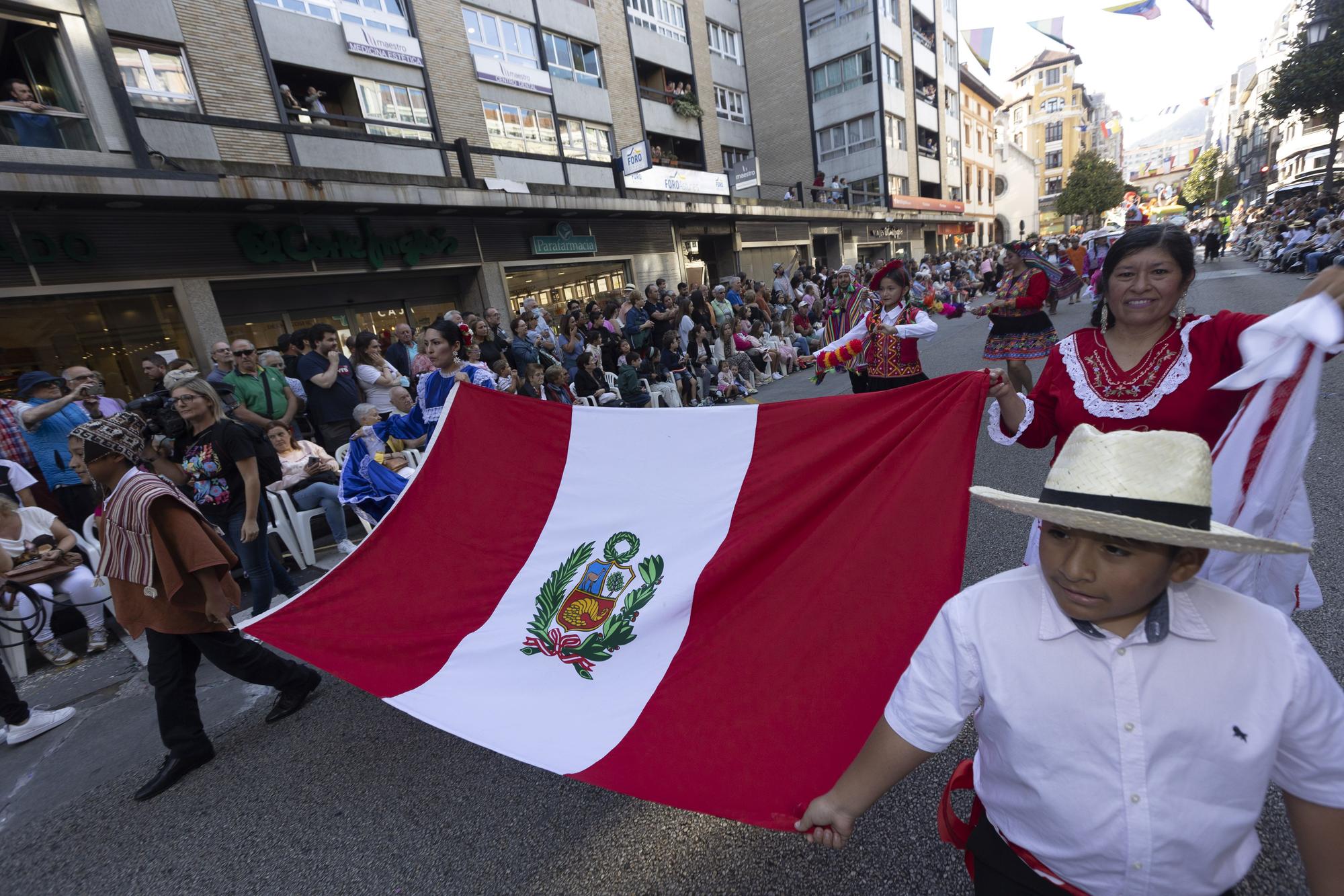 En Imágenes: El Desfile del Día de América llena las calles de Oviedo en una tarde veraniega