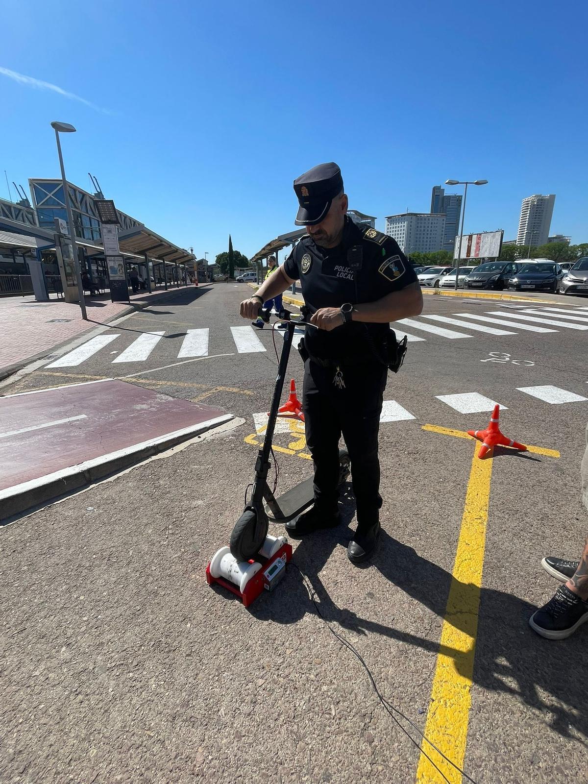 Un agente inspecciona un patinete eléctrico en la campaña de vigilancia.