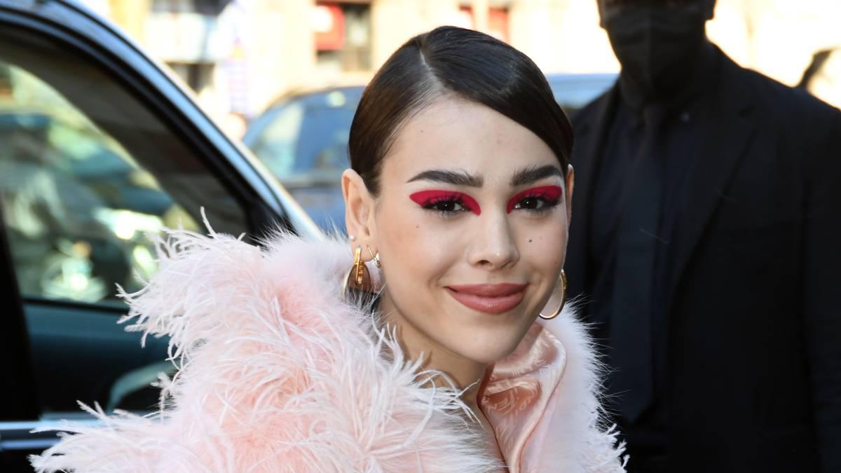 Danna Paola con abrigo de plumas y un potente maquillaje en la Semana de la Moda de Milán