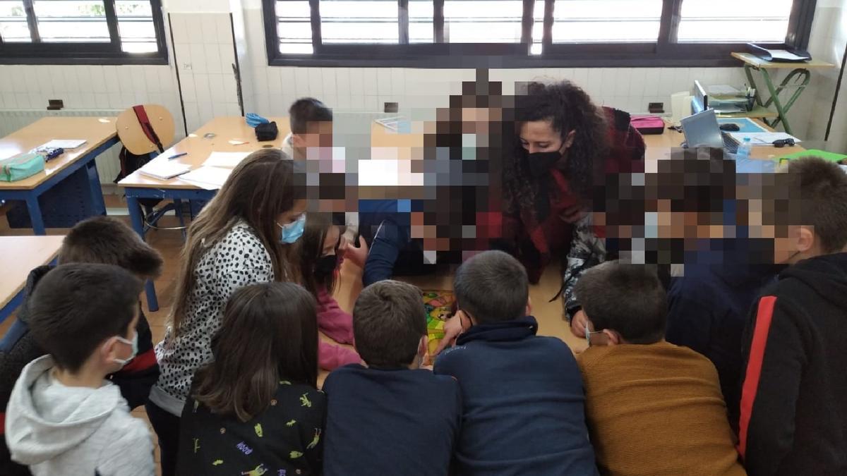 Una educadora explica algo a los chicos, durante uno de los encuentros del Hogar de Tardes Mamá Margarita, de Montilla