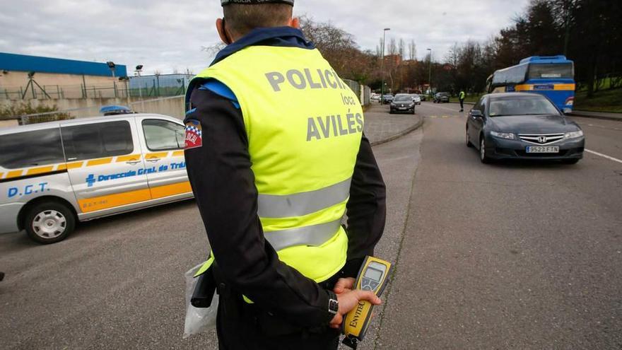 Un control de tráfico de la Policía Local de Avilés en Versalles.