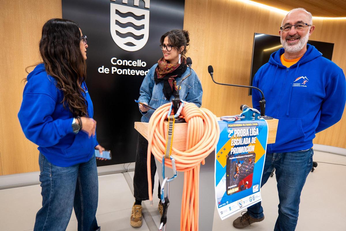 Gulías junto a los responsables de Aromón.