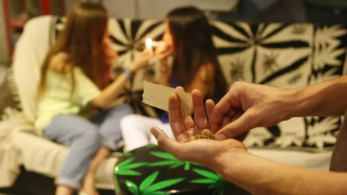 Jóvenes fumando en una imagen de archivo