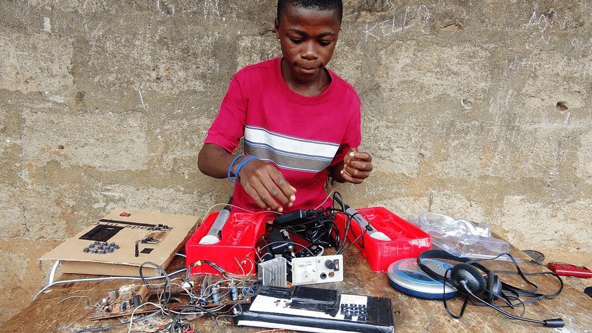 Kelvin Doe aprendió de niño a fabricar aparatos electrónicos con chatarra que encontraba en vertederos.