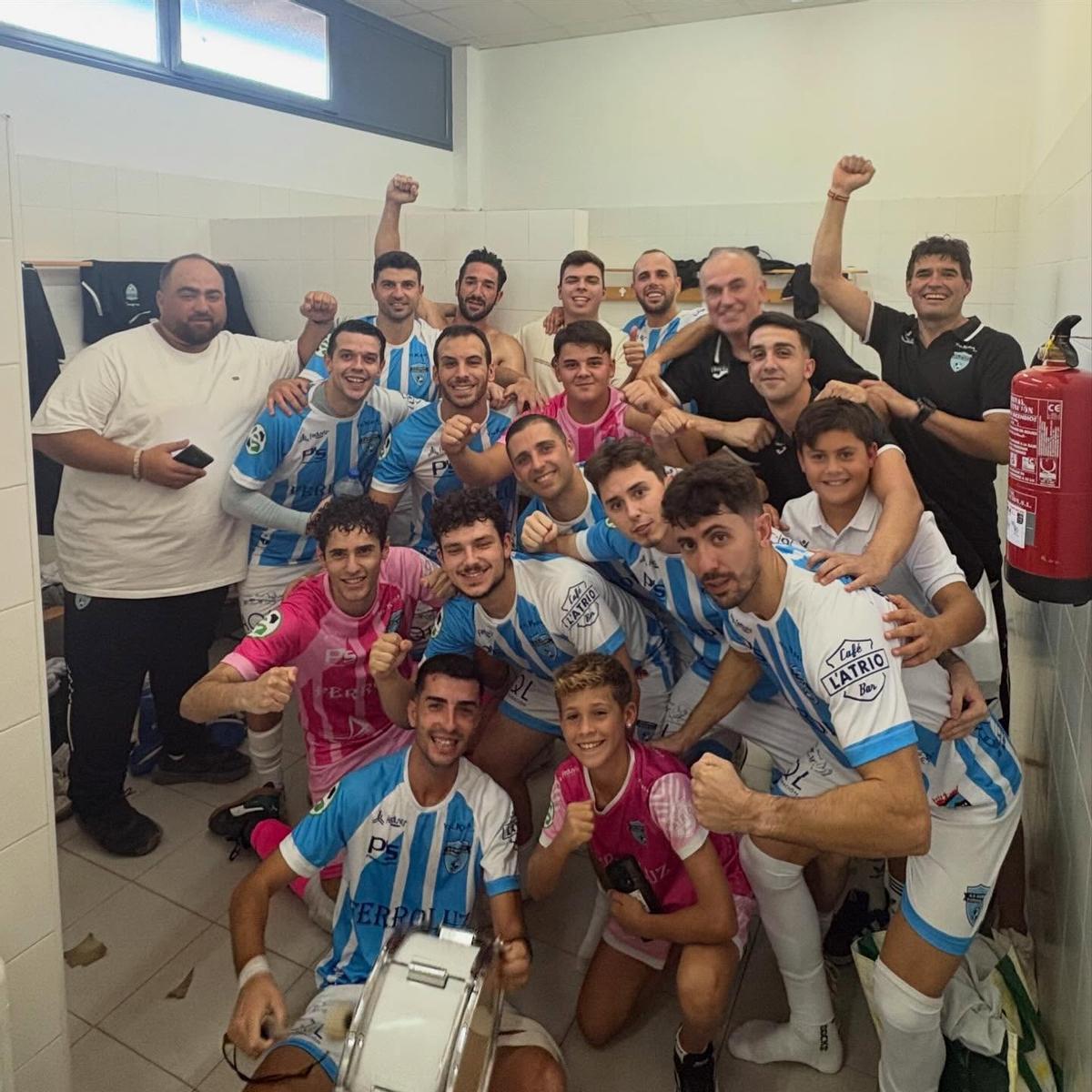 La plantilla del Arroyo celebra su victoria del pasado fin de semana.