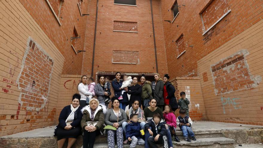 Un grupo de mujeres del barrio paternero de la Coma, ante un edificio tapiado.