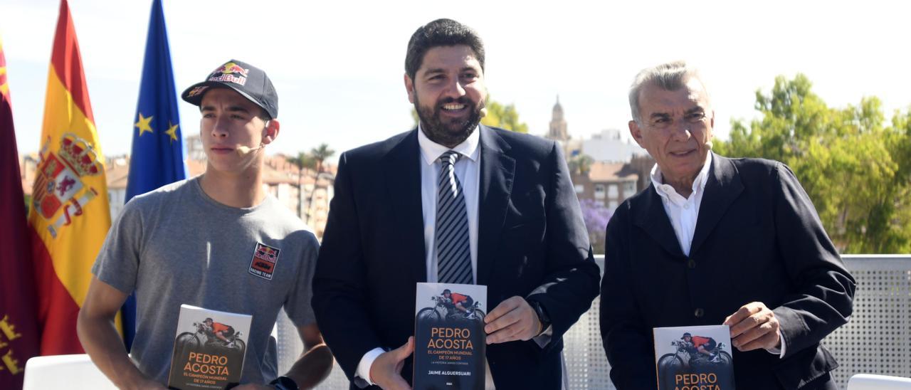 Pedro Acosta, Fernando López Miras y Jaime Alguesuari, durante la presentación del libro en el Centro Párraga